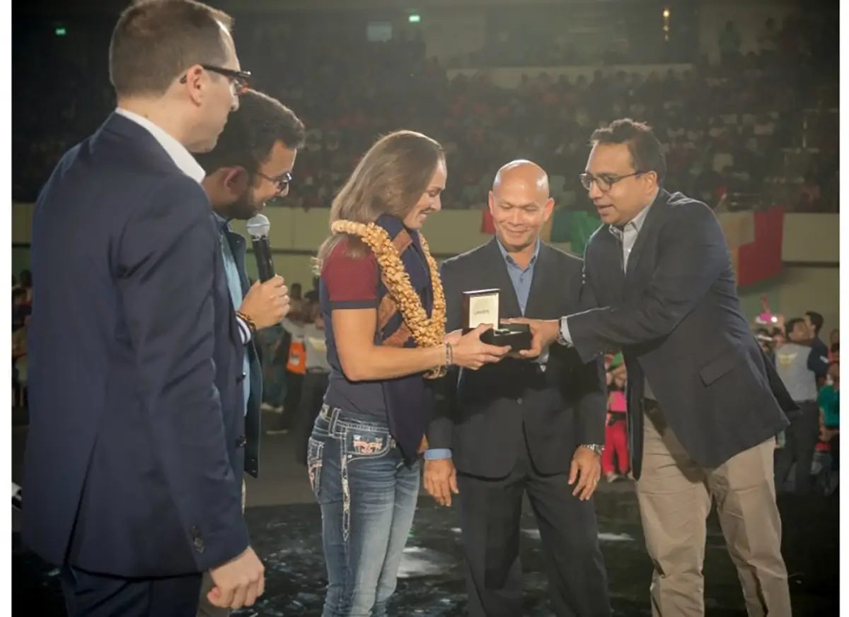 Martina Hingis Raises a Racquet at #VUAE15