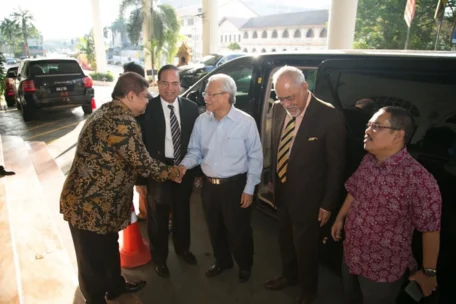 Vijay Eswaran Inspires Students At QIUP Business Symposium