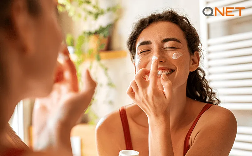 A women avoid skin problems in summer by using Physio Rediance cream.