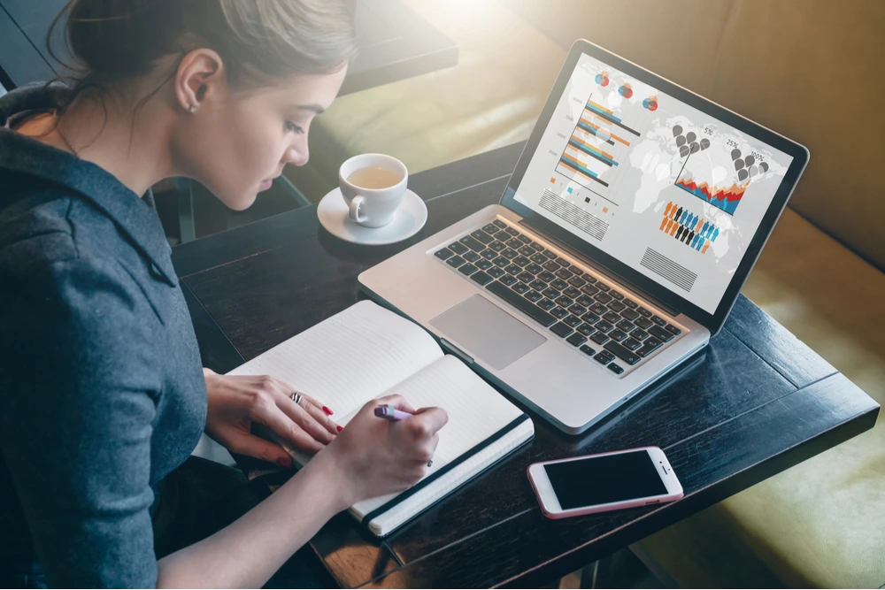 امرأة تتعلم دورات عبر الإنترنت من خلال منصة qLearn.