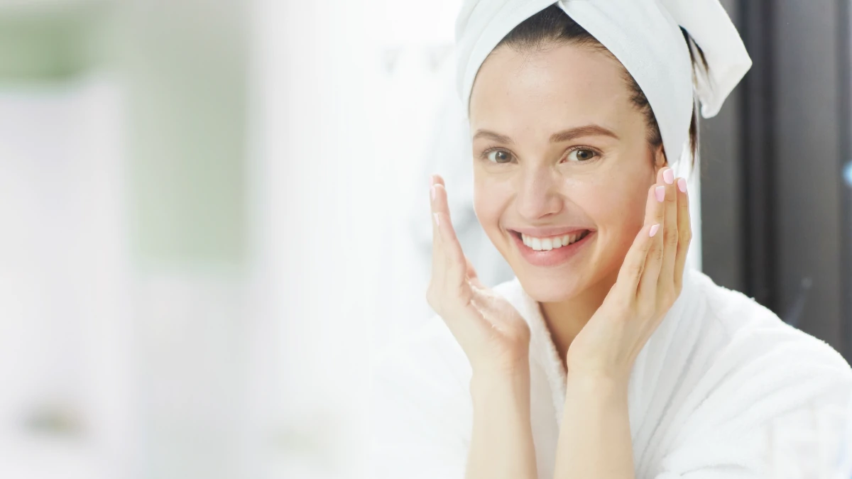A women using cleansing to maintain her skin during summer.